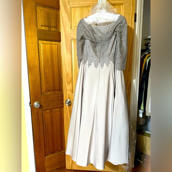 Beautiful Dress - Picture 5 of 5